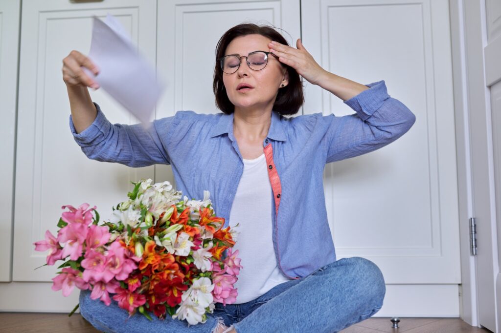 Hot flashes in a woman of mature age, symptoms of menopause